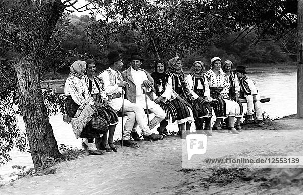 Gruppe von Personen auf einer Bank sitzend  Bistrita-Tal  Moldawien  Nordost-Rumänien  um 1920-c1945. Künstler: Adolph Chevalier