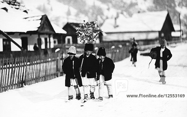 Kinder  die im Schnee spazieren gehen  Bistrita-Tal  Moldawien  Nordost-Rumänien  ca. 1920-c1945. Künstler: Adolph Chevalier