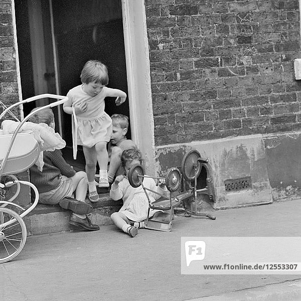 Spielende Kinder auf einer Türschwelle  London  1960-1965. Künstler: John Gay