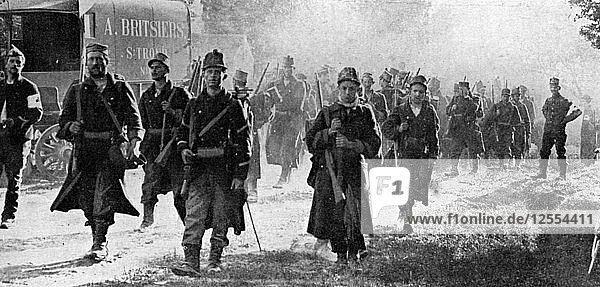 Belgische Truppen nähern sich dem Schlachtfeld  Erster Weltkrieg  1914. Künstler: Unbekannt