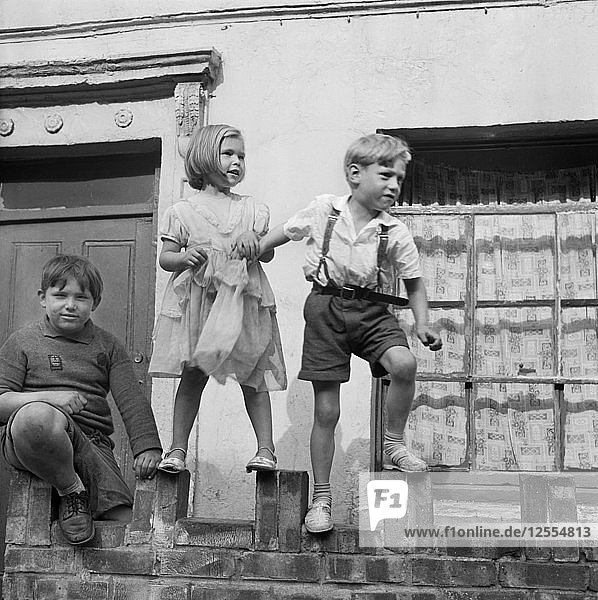 Kinder spielen auf einer Mauer  London  1960-1965. Künstler: John Gay