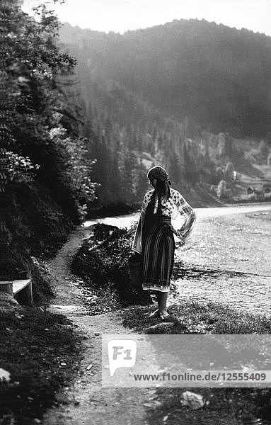 Junge Frau auf einem Bergpfad  Bistrita-Tal  Moldawien  Nordost-Rumänien  um 1920-c1945. Künstler: Adolph Chevalier