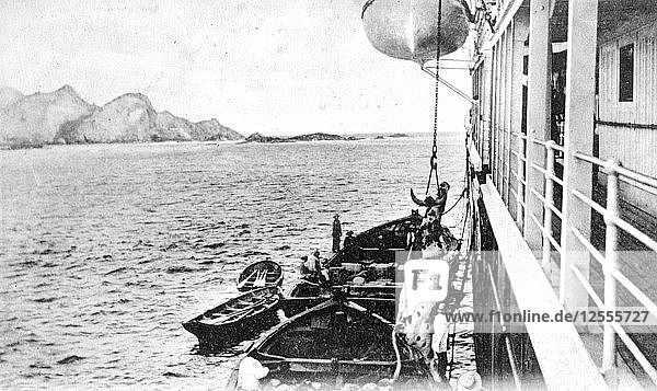 Winden einer Kuh auf ein Boot vor der Küste Chiles  um 1900. Künstler: Unbekannt