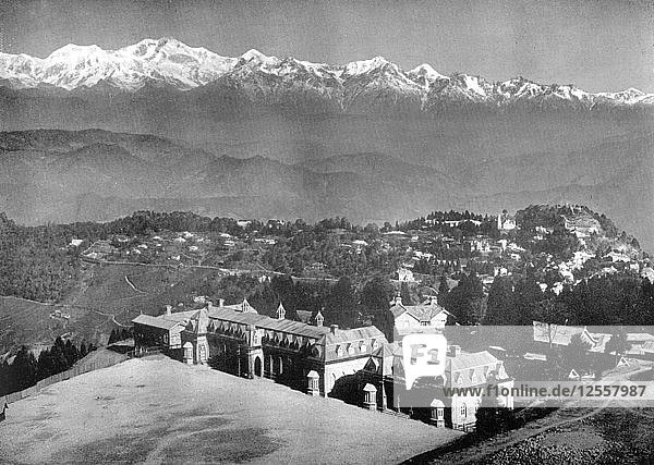 Die Snow Range und Darjeeling von oben St. Pauls School  Westbengalen  Indien  um 1910. Künstler: Unbekannt