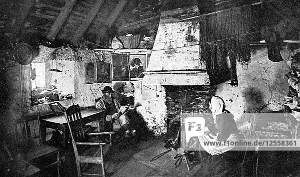 Innenraum eines Crofters Cottage  Shetland  Schottland  1924-1926  Künstler: Valentine & Sons Ltd