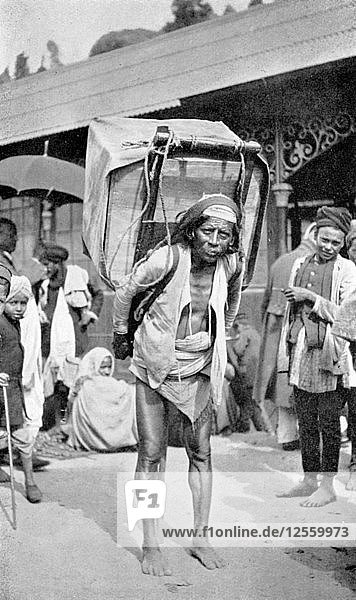 Eine Arbeiterin trägt Tee  Darjeeling  Westbengalen  Indien  um 1910. Künstler: Unbekannt
