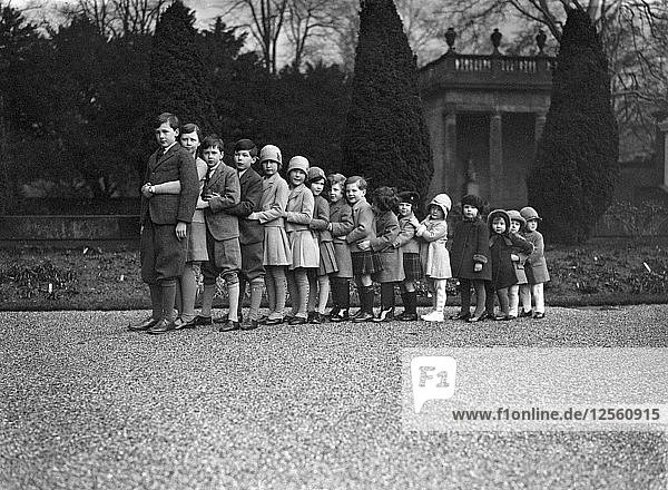 Eine Gruppe von 16 Enkelkindern der Familie Cavendish in den Gärten von Chatsworth  Derbyshire  Weihnachten 1929. Künstler: JR Board