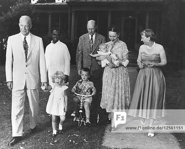General Eisenhower und seine Familie  Fort Sheridan  Illinois  USA  14. Juli 1952. Künstler: Unbekannt