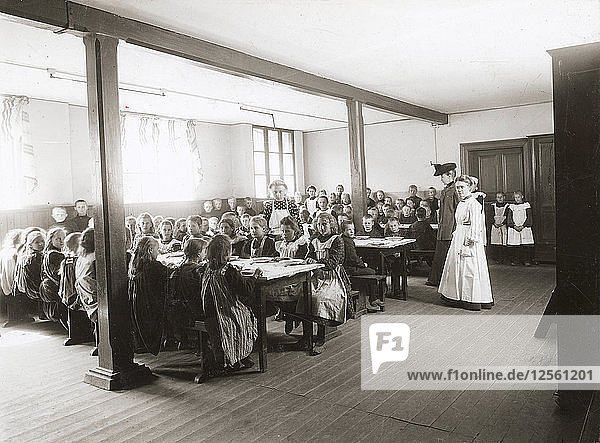 Arme Kinder erhalten in der Mensa kostenlose Mahlzeiten  Albano-Schule  Landskrona  Schweden  1906. Künstler: Unbekannt