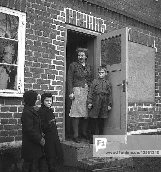 Eingewanderte Landarbeiter aus Estland in Schweden  1946. Künstler: Otto Ohm