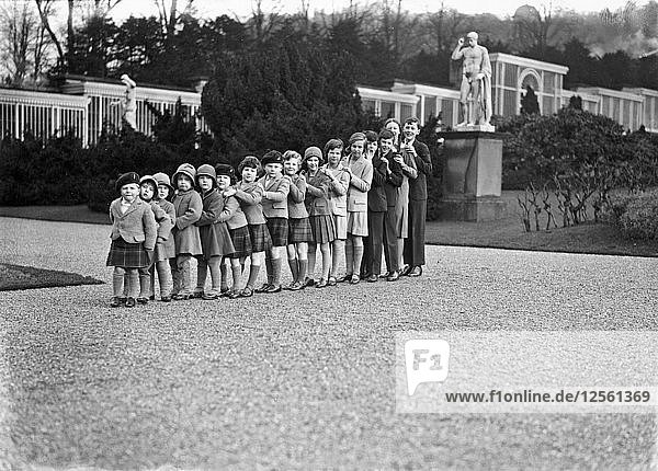 Cavendish-Familie mit 16 Enkelkindern in den Gärten von Chatsworth  Derbyshire  1930. Künstler: JR Board