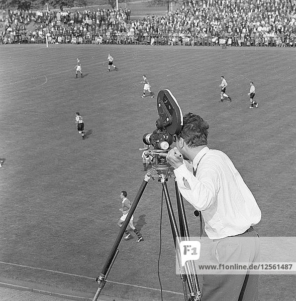Das schwedische Fernsehen berichtet über ein Fußballspiel  Landskrona  Schweden  1959. Künstler: Unbekannt