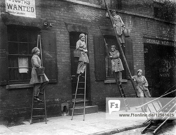 Fensterputzerinnen  Nottingham  Nottinghamshire  1917. Künstler: Unbekannt