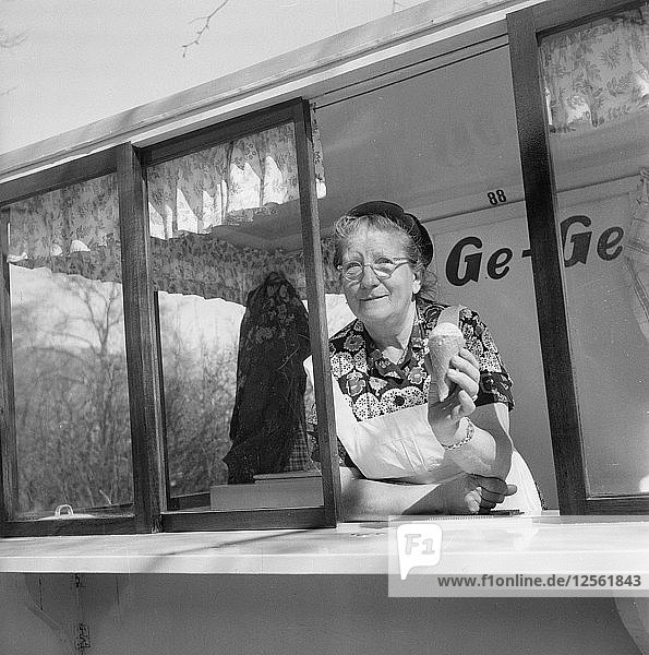 Das erste Eis des Jahres; Frau in ihrer Eisdiele  Landskrona  Schweden  1953. Künstler: Unbekannt'