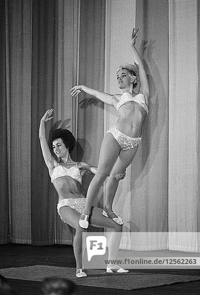 Weibliche Akrobaten  Landskrona  Schweden  1964. Künstler: Unbekannt