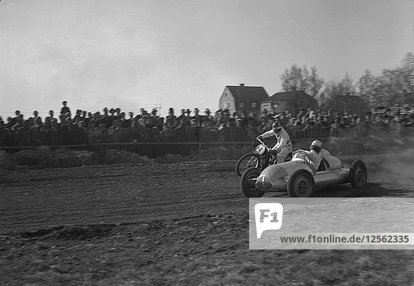 Autorennen mit einem Motorrad auf einem Feldweg  Arlöv  Schonen  Schweden  1947. Künstler: Otto Ohm