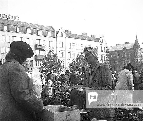 Szene auf dem Markt  Malmö  Schweden  1947. Künstler: Otto Ohm