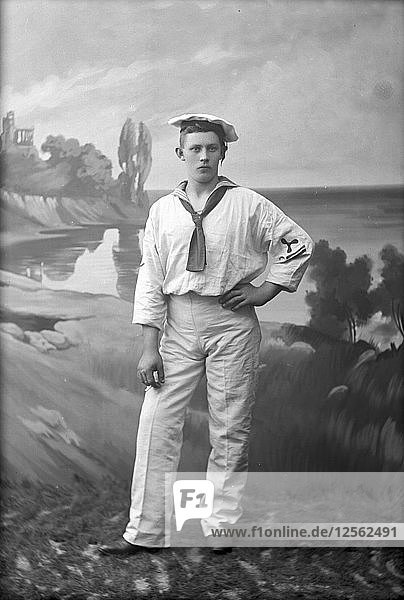 Posierter Seemann  fotografiert in Carl Christerssons Atelier  Landskrona  Schweden  1910. Künstler: Unbekannt