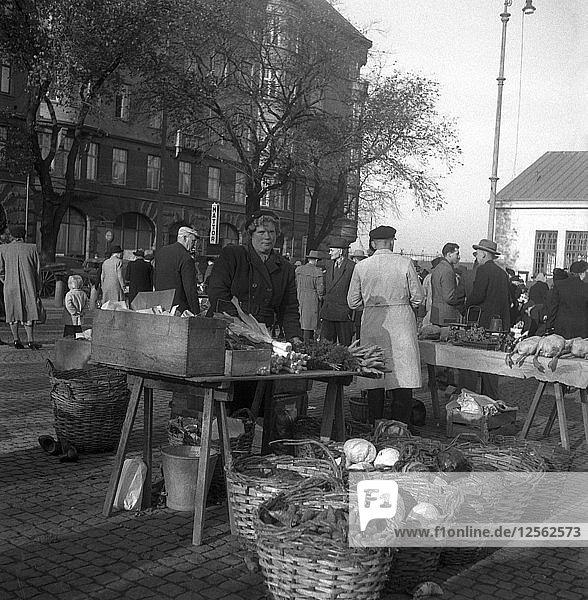 Obst- und Gemüsestand auf dem Markt  Malmö  Schweden  1947. Künstler: Otto Ohm