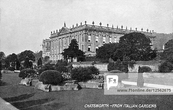 Blick auf Chatsworth House von den Italienischen Gärten aus  Derbyshire  um 1900-1919(?). Künstler: Unbekannt