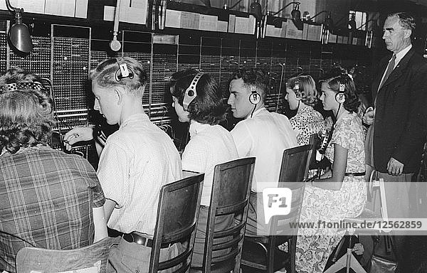 Männer und Frauen in einer Telefonzentrale  Trelleborg  Schweden  Mitte des 20. Jahrhunderts. Künstler: Unbekannt