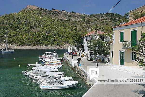 Boote am Kai  Assos  Kefalonia  Griechenland.