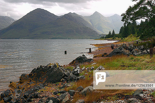 Die Five Sisters of Kintail von der anderen Seite des Loch Duich  Highland  Schottland.