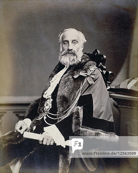 Mr. Burt  Sheriff von London  trägt eine scharlachrote Robe  ein Abzeichen und eine Kette  um 1865. Künstler: Maull & Co