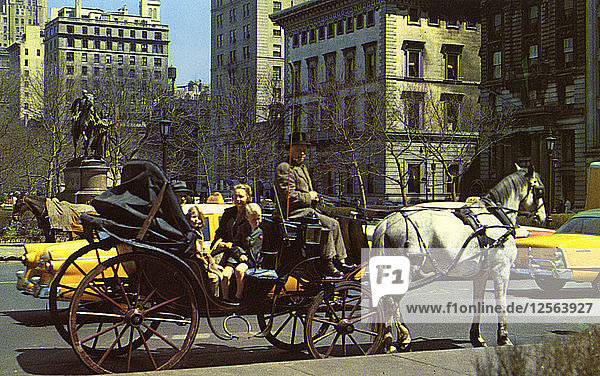 Pferdekutsche auf der 59. Straße  New York City  New York  USA  1956. Künstler: Unbekannt