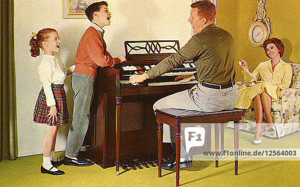 Familie singt um eine Wurlitizer-Orgel  während der Vater spielt  De Kalb  Illinois  USA  1962. Künstler: Unbekannt