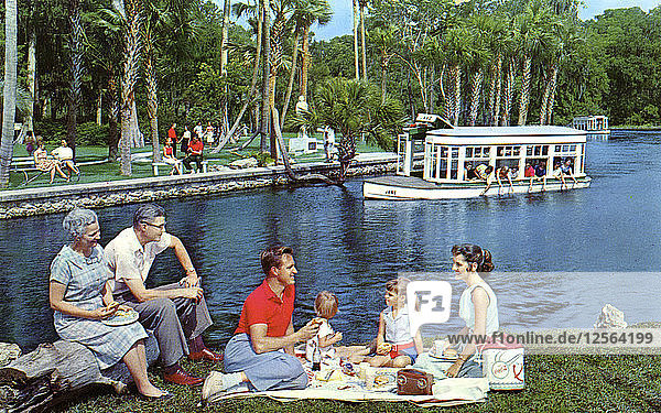 Eine Familie macht ein Picknick am Wasser  Silver Springs  Florida  USA  1959. Künstler: Mozert