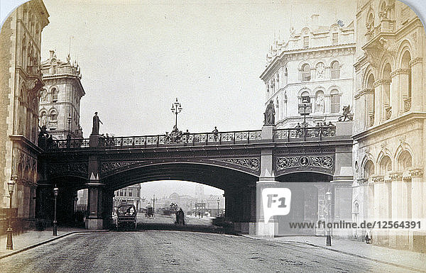 Ansicht des Holborn-Viadukts von der Farringdon Street  Blick nach Norden  City of London  1870. Künstler: Henry Dixon