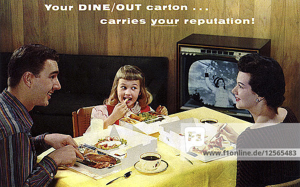 Eine Familie isst Essen zum Mitnehmen vor einem Fernseher  Menasha  Wisconsin  USA  1959. Künstler: Unbekannt