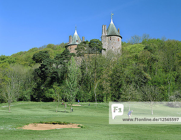 Golfplatz und Castell Coch  Tongwynlais  in der Nähe von Cardiff  Wales.