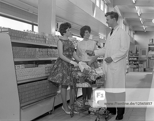 Supermarkteinkäufer und -verkäufer  Co-op  Barnsley  South Yorkshire  1961. Künstler: Michael Walters