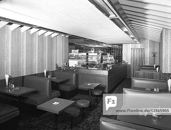 Innenraum des Cafés Wishing Well  South Yorkshire  1960er Jahre. Künstler: Michael Walters