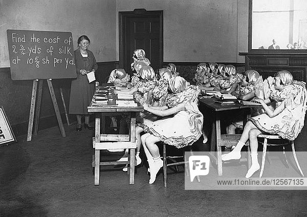 Szene in einem Klassenzimmer  ca. 1910-1929(?). Künstler: Unbekannt