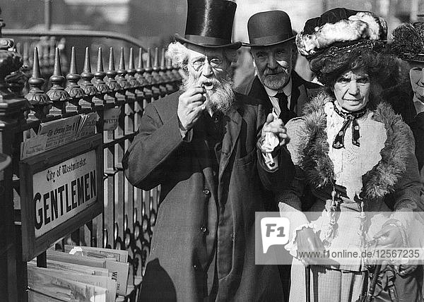 Eine Gruppe von Personen  die an einer öffentlichen Herrentoilette vorbeigeht  Westminster  London  um 1900-1919(?). Künstler: Unbekannt