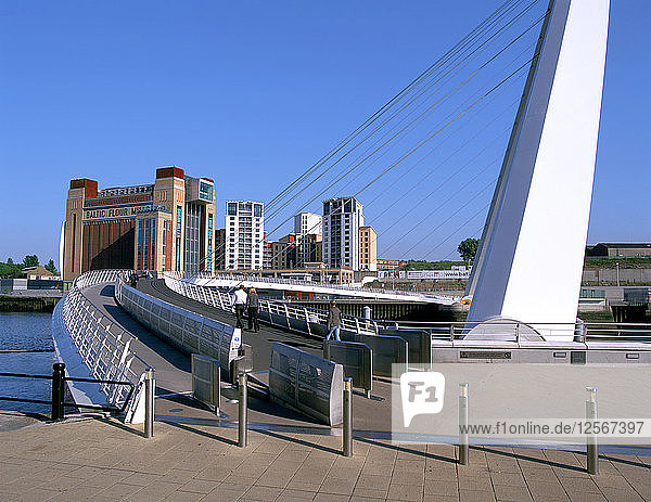 Millennium Bridge und Baltic Art Gallery  Gateshead  Tyne & Wear.