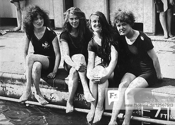 Frauen am Schwimmbad  ca. 1910-1939(?). Künstler: Unbekannt