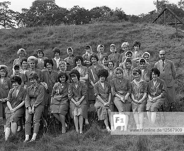 Frauen aus der ICI-Pulverfabrik in einer Gruppenaufnahme  South Yorkshire  1962. Künstler: Michael Walters