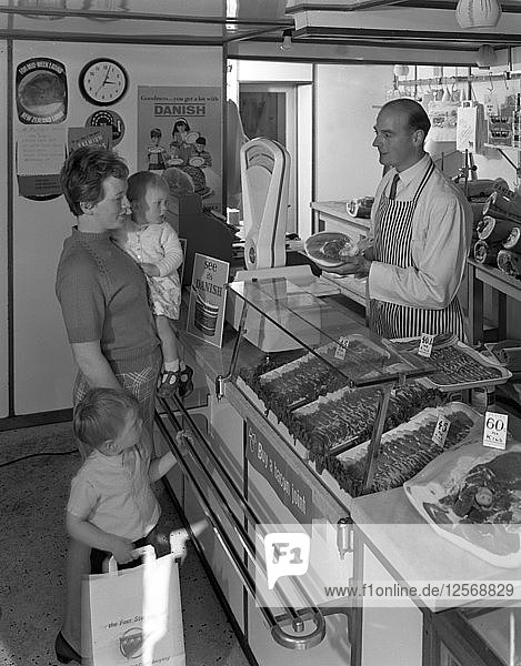 Das neue metrische System für den Kauf von Lebensmitteln  Stocksbridge  in der Nähe von Sheffield  South Yorkshire  1966. Künstler: Michael Walters