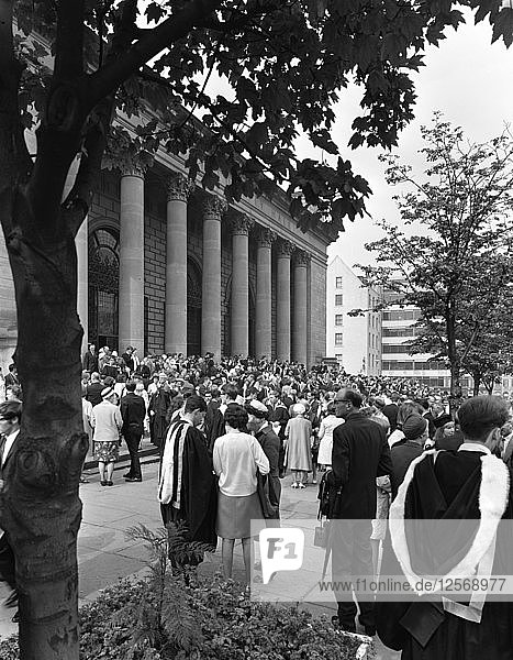Hochschulabsolventen vor dem Rathaus von Sheffield  South Yorkshire  1967. Künstler: Michael Walters