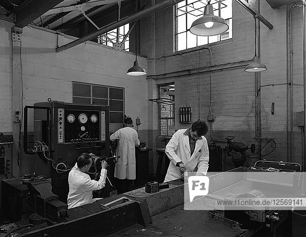 Autoelektriker bei der Arbeit bei Globe & Simpson  Nottingham  Nottinghamshire  1961. Künstler: Michael Walters