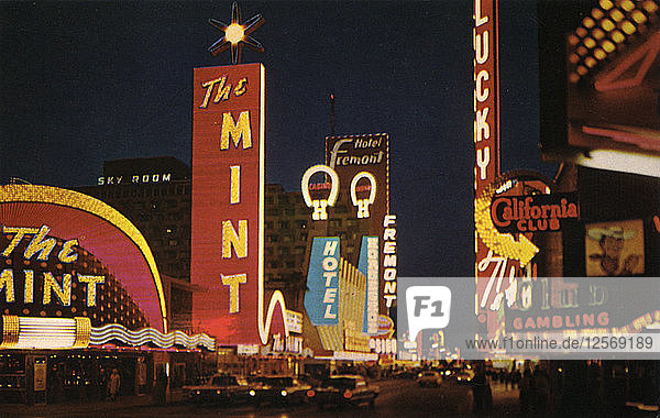Nachtansicht mit Blick nach Osten auf die Fremont Street  Las Vegas  Nevada  USA  1966. Künstler: Unbekannt