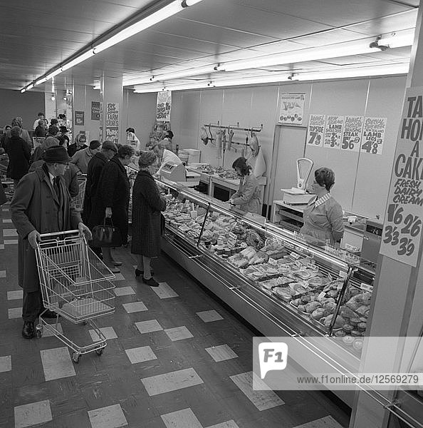 Die Fleischtheke im ASDA-Supermarkt in Rotherham  South Yorkshire  1969. Künstler: Michael Walters