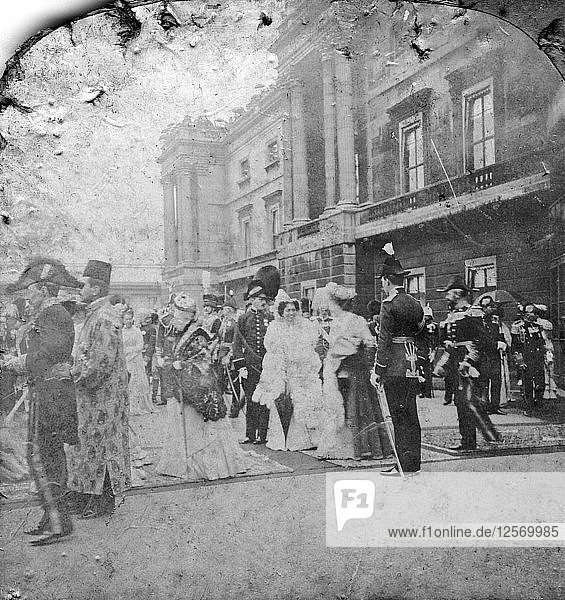 Rückblick auf die indischen und kolonialen Truppen durch Seine Majestät den König  Buckingham Palace  London  Künstler: Excelsior Stereoscopic Tours