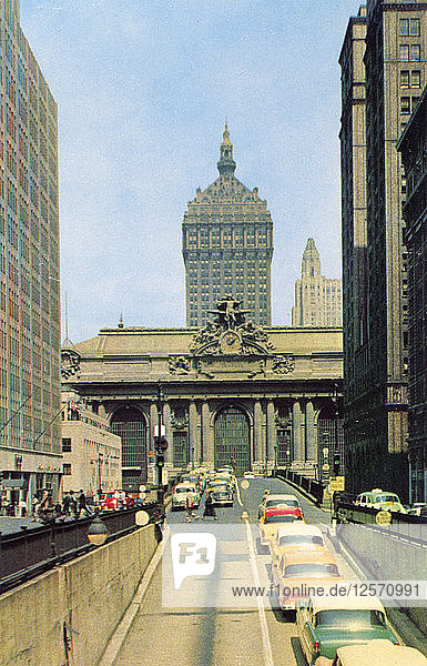 Verkehr vor dem Grand Central Terminal  New York City  New York  USA  1956. Künstler: Unbekannt