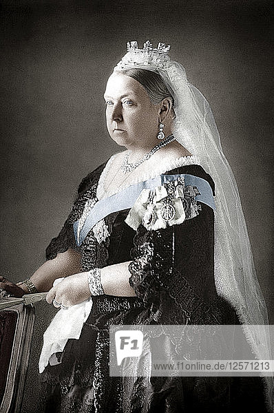 Königin Victoria des Vereinigten Königreichs  um 1890. Künstler: Unbekannt