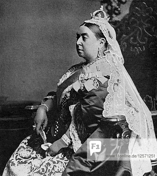 Königin Victoria im Festgewand anlässlich ihres Goldenen Jubiläums  1887 (1951). Künstler: Unbekannt